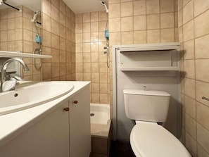 A bathroom with a sink, toilet, and shower. - 40m from ski slopes, 2nd floor, view valley, balcony, 18m², Les Orres (Les Orres)