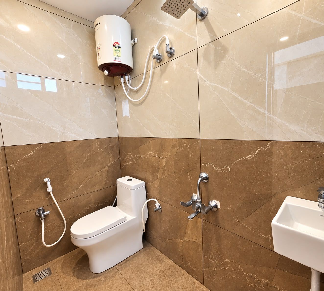 Une salle de bain moderne équipée de toilettes, d’une douche et d’un lavabo.