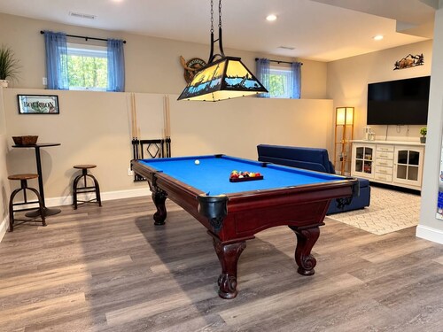 Lake View Retreat, Beach, Game Room, EV & Year-Round Fun