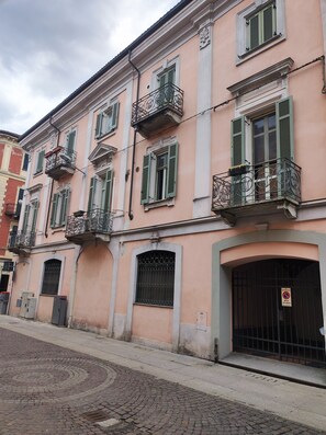 A building with multiple balconies, a gated entrance, and a cobblestone street. - Accommodation located in an 18th-century building, cozy, family-friendly, (Alessandria)