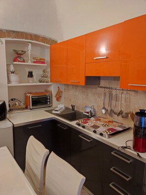 A kitchen with a microwave, sink, and various utensils. - Accommodation located in an 18th-century building, cozy, family-friendly, (Alessandria)