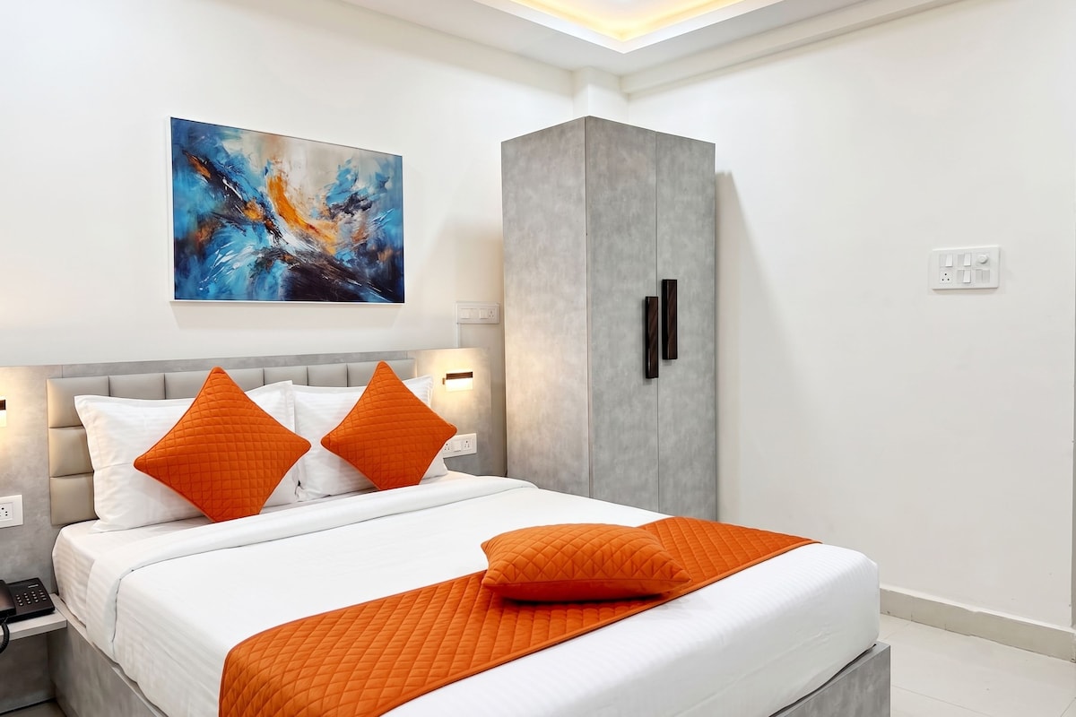 Une chambre à coucher moderne avec un lit, une table de chevet et une armoire.