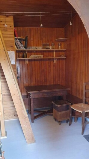 Un interior de madera con un escritorio, una silla y una unidad de estanterías.
