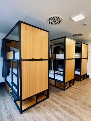 A room with bunk beds and a wardrobe. - Aliança Café & Hostel  (Angra do Heroísmo)