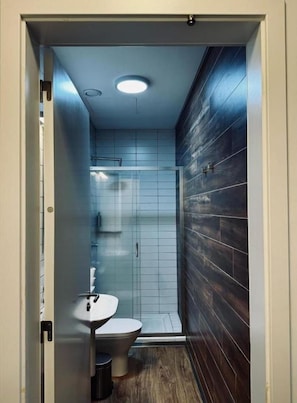 Twin Room, Balcony, City View | Bathroom - Aliança Café & Hostel  (Angra do Heroísmo)