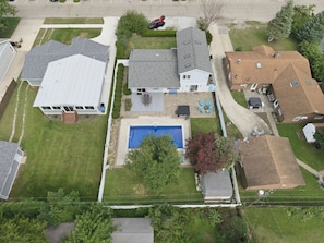 Zona residencial con piscina, varias casas y estacionamiento.