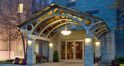 Accessible 1BR Suite | Roll Shower + Hot Breakfast