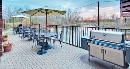 Accessible 1BR Suite w/ Kitchen & Hot Breakfast