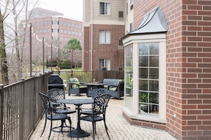 Outdoor dining - Accessible 1BR Suite w/ Kitchen & Hot Breakfast (Oakbrook Terrace)