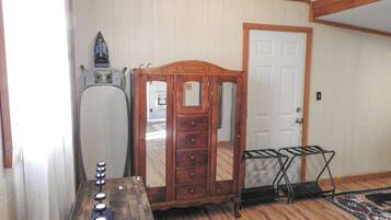 Une pièce avec une commode en bois, un lave-linge et une porte.
