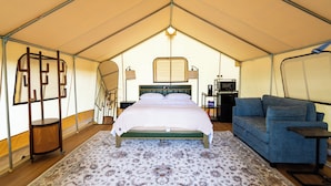 Classic Tent, Garden View | WiFi (free) - New Leaf Greenhouse (Cornelius)