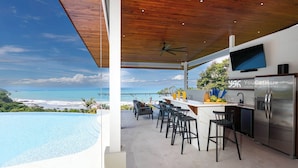 Outdoor dining - 9 King Suites, Ocean Views, Pool, Sleeps 20, 3 Min to Beach, Groups & Families (Savegre de Aguirre)