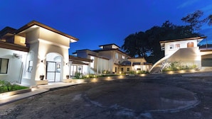Exterior - 9 King Suites, Ocean Views, Pool, Sleeps 20, 3 Min to Beach, Groups & Families (Savegre de Aguirre)