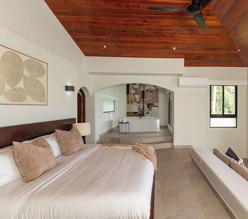 9 King Suites, Ocean Views, Pool, Sleeps 20, 5 Min to Beach, Groups & Families