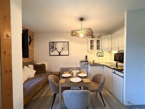 A compact living space with a dining area, kitchenette, and a sofa. - 100m from ski slopes, 3rd floor, balcony, tv, ski locker, 27m², Vars (Vars)