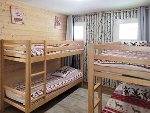 A room with bunk beds, wooden walls, and patterned curtains. - Terrace, parking, tv, ski locker, 65m², Les Orres (Les Orres)