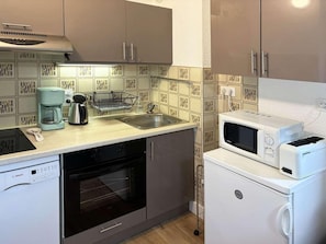 A compact kitchen with a Bosch dishwasher, a microwave, and a coffee maker. - 50m from ski slopes, 4th floor, balcony, 30m², Les Orres (Les Orres)