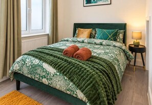 Room - Gorgeous House, Sleeps 6 With Garden and Parking (Chatham)