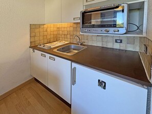 A compact kitchen with a built-in oven, two sinks, and white cabinetry. - 40m from ski slopes, 2nd floor, balcony, 19m², Les Orres (Les Orres)
