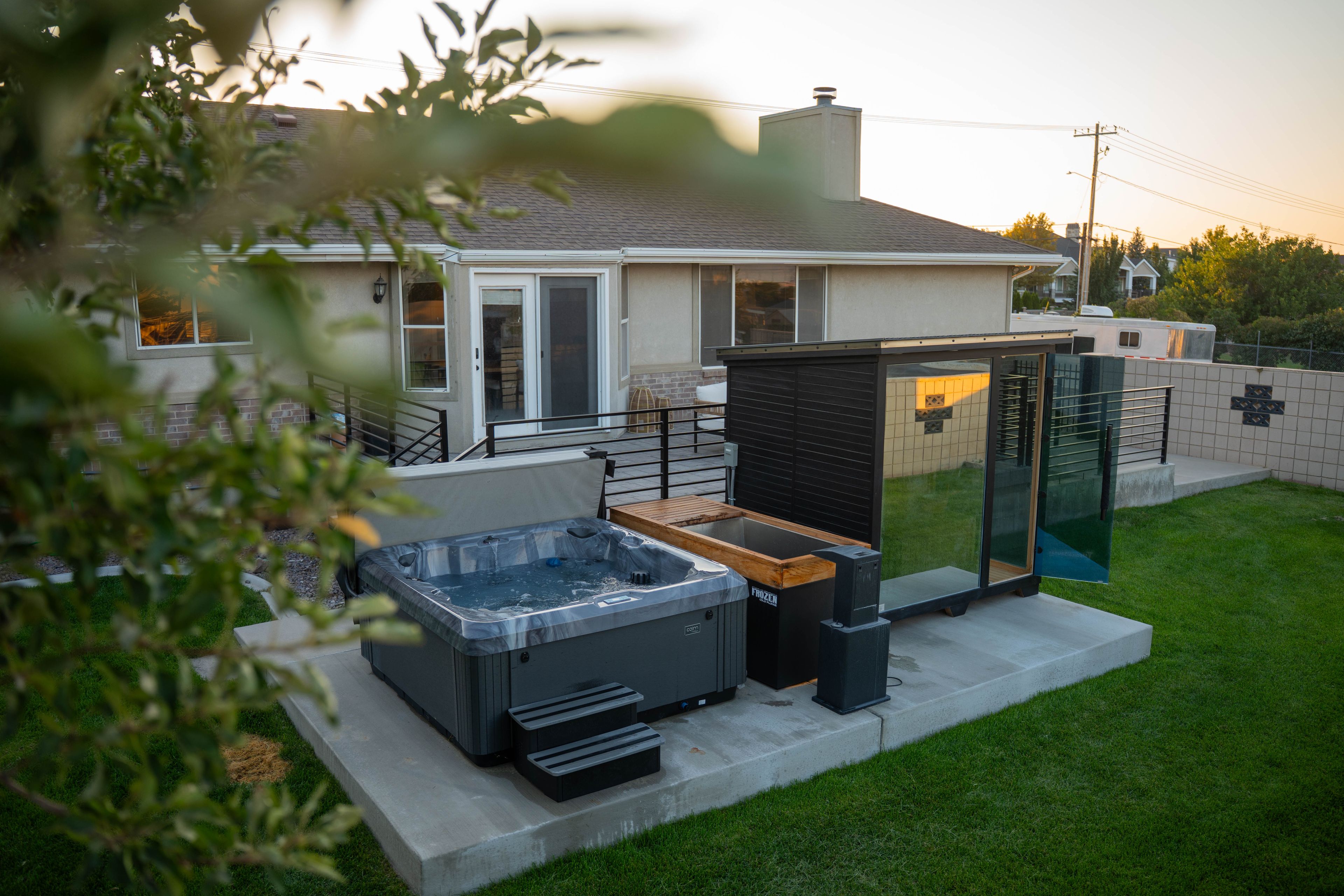 Il s’agit d’une propriété résidentielle dotée d’un jacuzzi, d’un espace salon extérieur et d’une terrasse couverte.