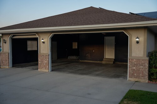 Luxury Bluffdale Retreat Theater•Hot Tub •Sauna