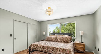 Majestic 4 bedroom cabin on Big Hanging Horn Lake in Moose Lake, MN