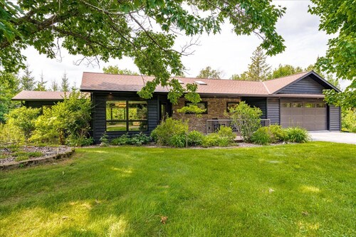 Majestic 4 bedroom cabin on Big Hanging Horn Lake in Moose Lake, MN