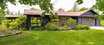 Majestic 4 bedroom cabin on Big Hanging Horn Lake in Moose Lake, MN