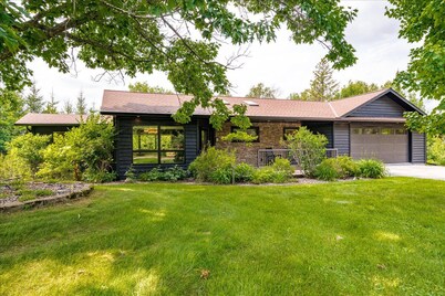Majestic 4 bedroom cabin on Big Hanging Horn Lake in Moose Lake, MN