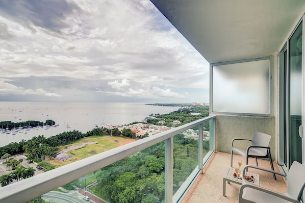A balcony with a view of a marina and cityscape. - Direct Bayview One Bedroom Condo in Coconut Grove-includes Parking (Miami)