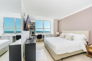 Interior - Coconut Grove: Bayview Unit. Parking Included (Miami)