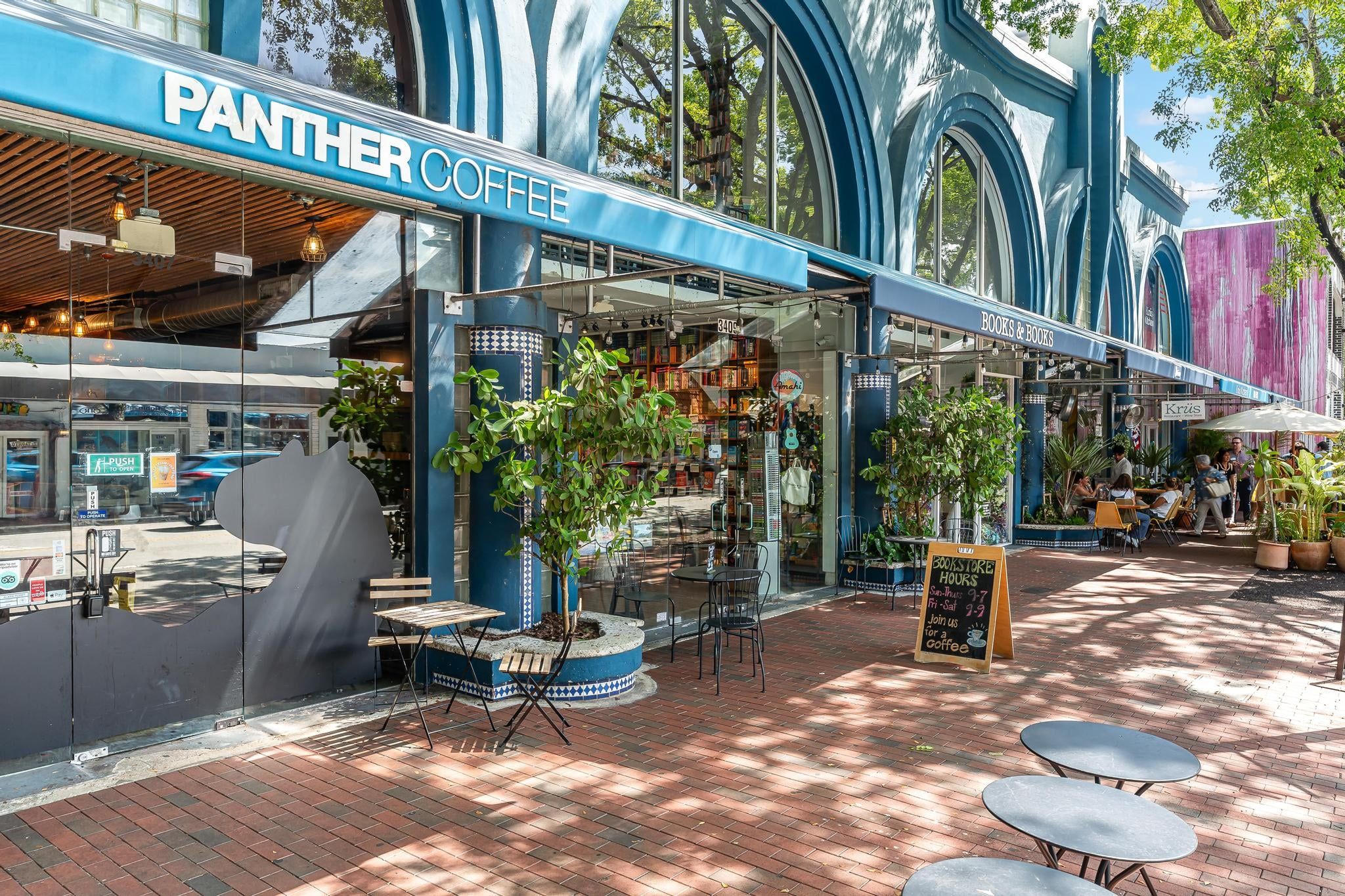 Un café appelé « Panther Coffee » qui dispose d’une terrasse et offre une vue sur la rue.