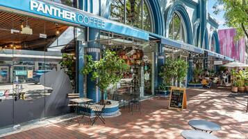 Un café appelé « Panther Coffee » qui dispose d’une terrasse et offre une vue sur la rue.