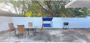 Outdoor dining - Vrbo Property (Tampa)