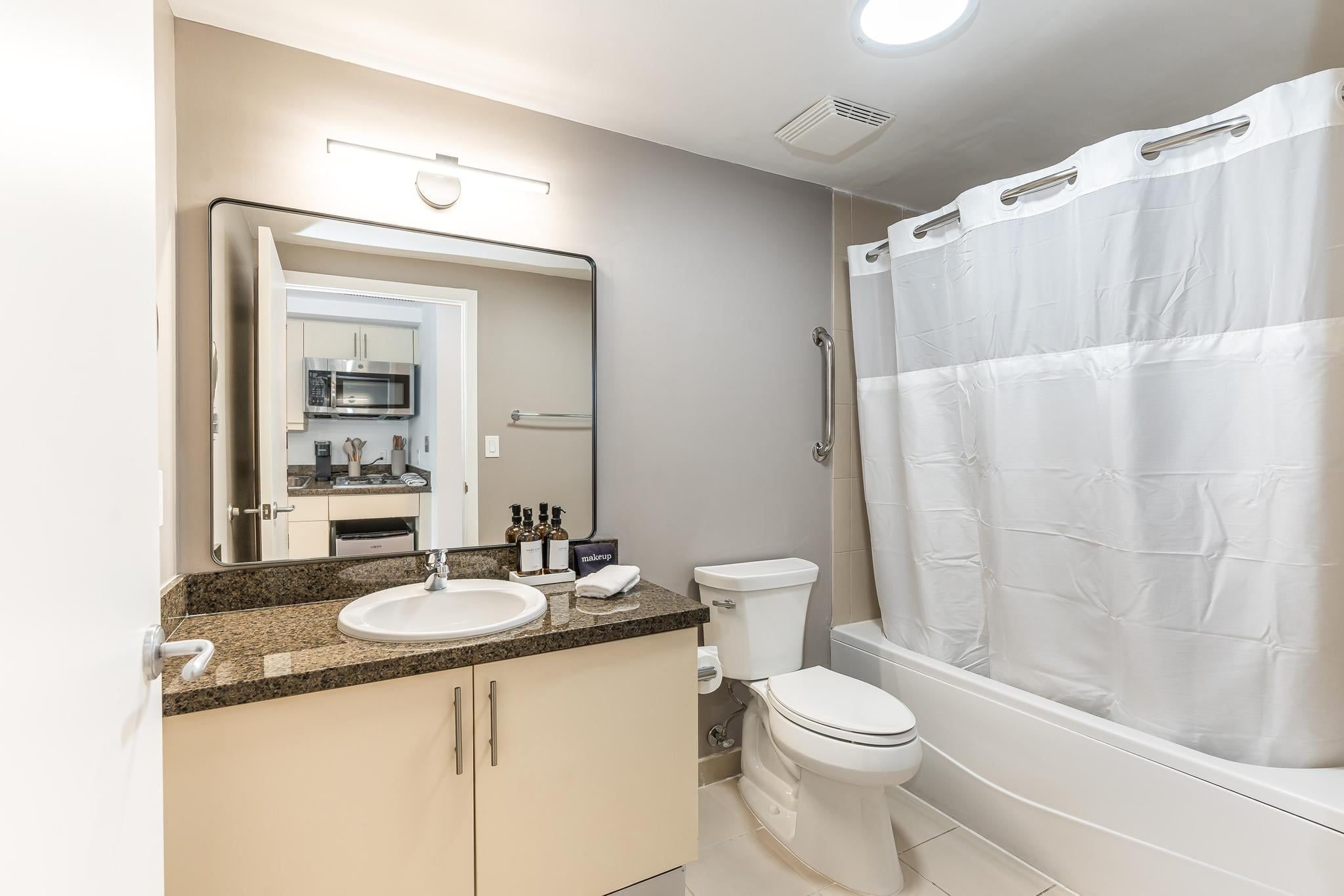 Ein Badezimmer mit Waschbecken, Toilette und Duschbereich.
