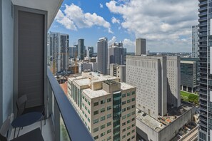 A high-rise building with a view of the cityscape, including other tall buildings and construction cranes. - Modern Downtown Miami Studio Sleeps 4 Steps to Miami Worldcenter & Arena (Miami)