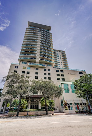 A high-rise hotel with a modern design, featuring multiple balconies and a prominent entrance. - Coconut Grove 1/1 Condo Parking Included (Miami)