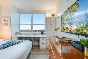 Interior - Stylish Studio King Bed, City View, Hotel Perks & Parking (Miami)