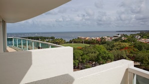 A balcony with a view of the sea and a coastal town. - Private 2/2.5 bay View Apt. in Coconut Grove Hotel Includes Parking! (Miami)