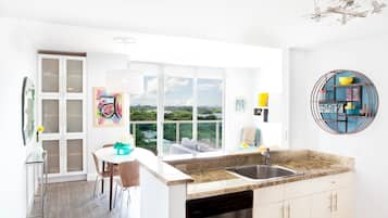 Una cocina moderna con vistas, un comedor y un amplio ventanal.