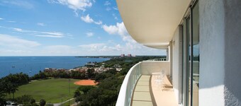 Coconut Grove 2/2.5 Apartment: Amazing Views Includes Parking
