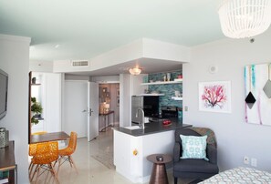 Un apartamento moderno con una isla de cocina, comedor y sala de estar.