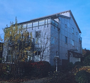 Ein modernes Gebäude mit flachem Dach und großen Fenstern.