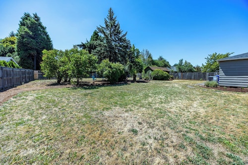 Eugene, Close to UofO, Autzen & River Bend. 2-bedroom bungalow w/ cottage charm.
