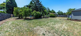 Eugene, Close to UofO, Autzen & River Bend. 2-bedroom bungalow w/ cottage charm.