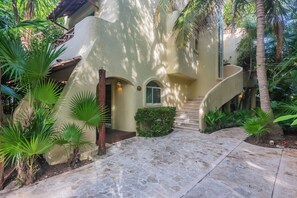 A house with a stone pathway leading to a curved staircase. - Spacious 8-bedroom house in lovely Playa del Carmen with AC, walk to the beach (Playa del Carmen)