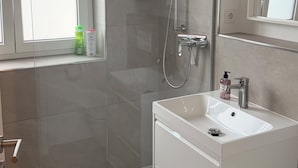 Bathroom - Vrbo Property (Weiden in der Oberpfalz)