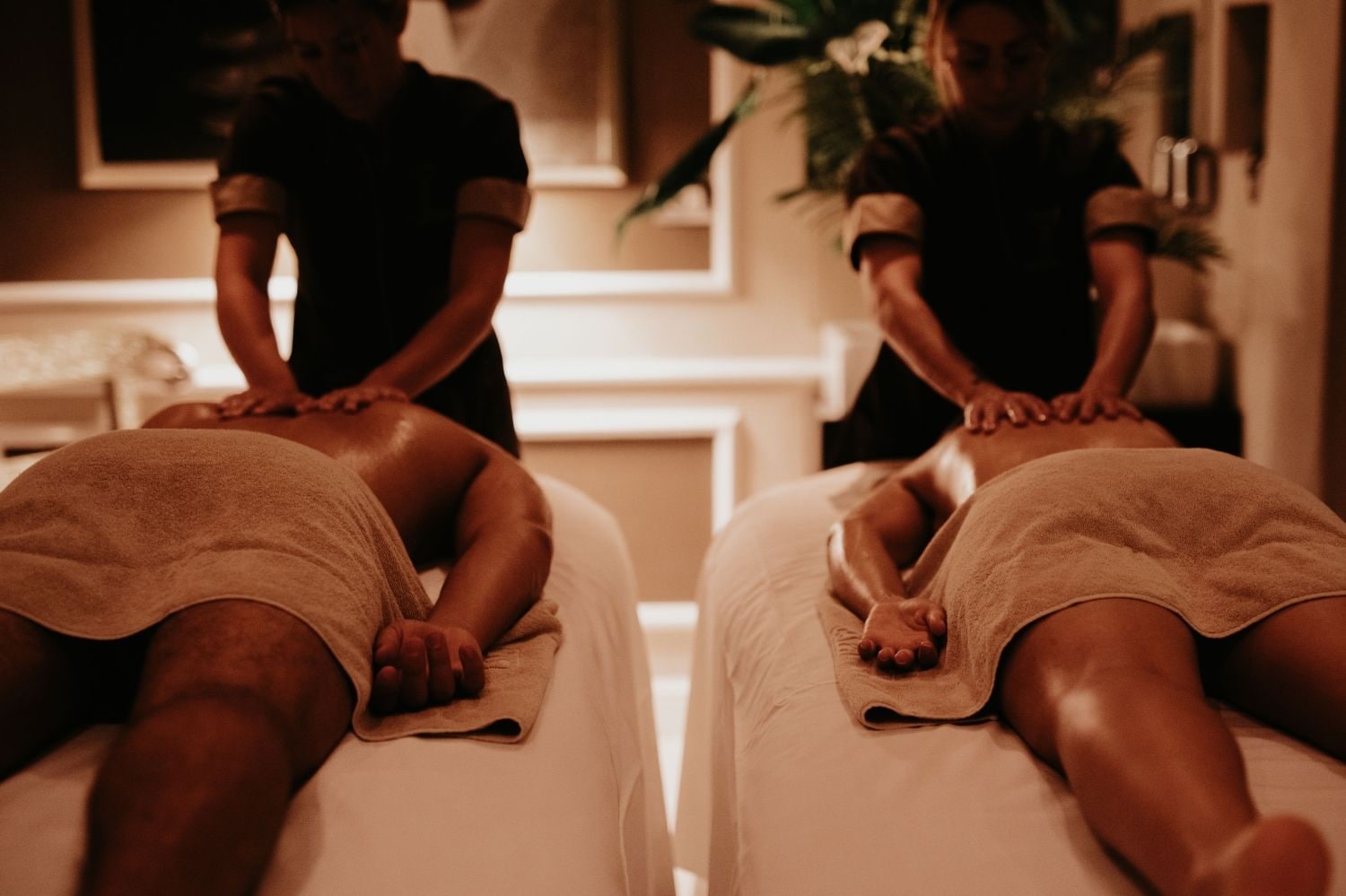 Une salle de massage où deux clients reçoivent des soins.