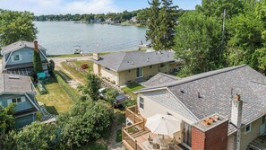 Un quartier résidentiel avec des maisons, un quai et un lac.