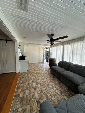 Unclassified image, 4 of 10, button - Welcoming studio with AC in peaceful Spring Hill (Spring Hill)